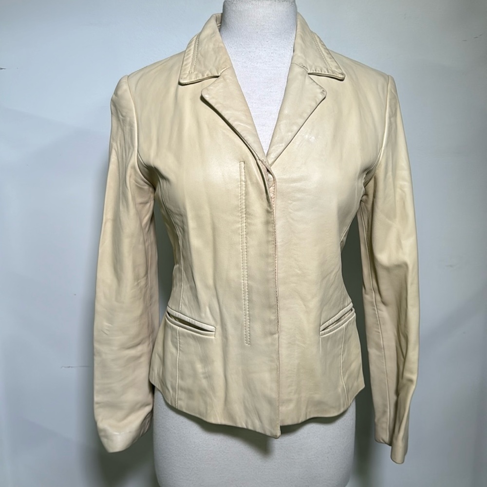 Danier Woman’s Blazer Style 100% Leather Jacket Size 4-6